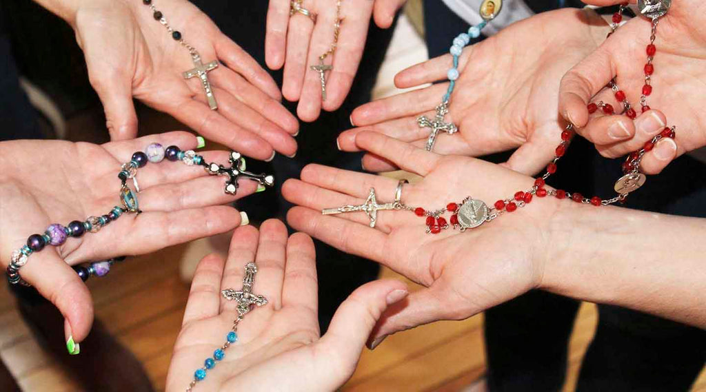 People showing tRosaries of different colours